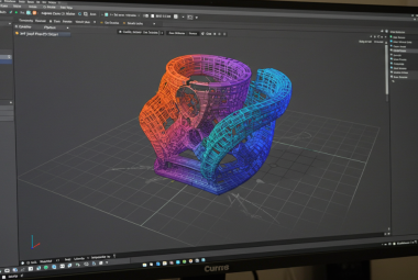 3D slicer software interface with model preview and slicing options.